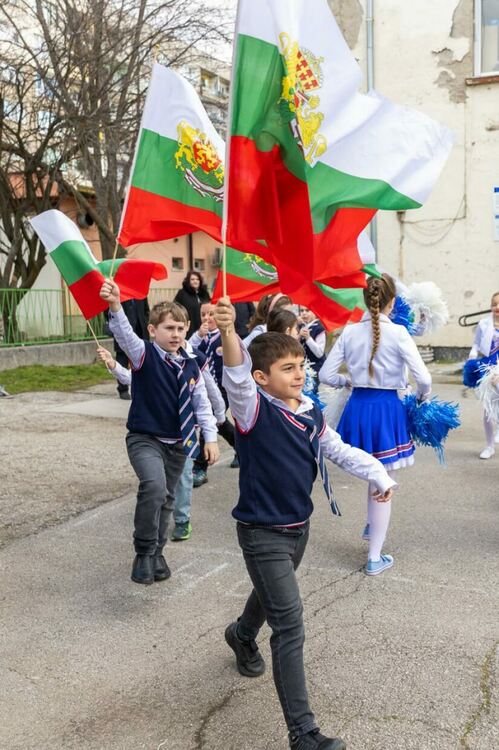 Зала, посветена на двукратния олимпийски шампион по борба Боян Радев бе открита в XIII ОУ &bdquo;Св.Св. Кирил и Методий&ldquo;