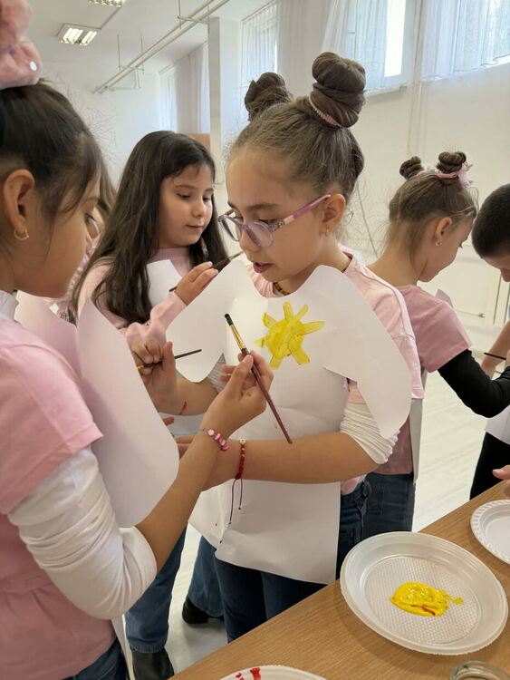 С изкуство и съпричастност срещу тормоза: инициатива за Деня на розовата фланелка в СУ &bdquo;П. Р. Славейков&ldquo;