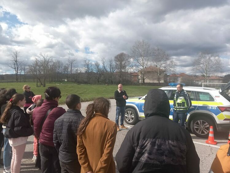 Полицейски служители от РУ-Крумовград проведоха урок по безопасност в училището в село Поточница