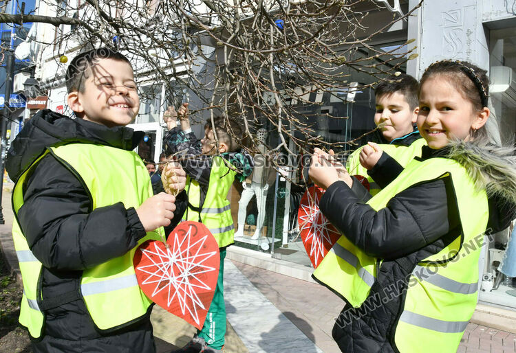 Деца и ученици украсиха дръвчета в Хасково с червено-бяла премяна
