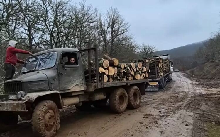Тежката техника унищожава пътя и подхода