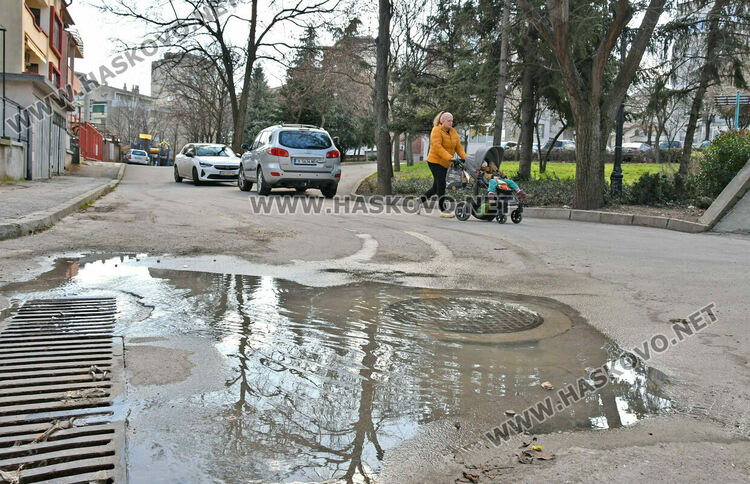 Хасковлийка: Вода блика от улична шахта край детска площадка