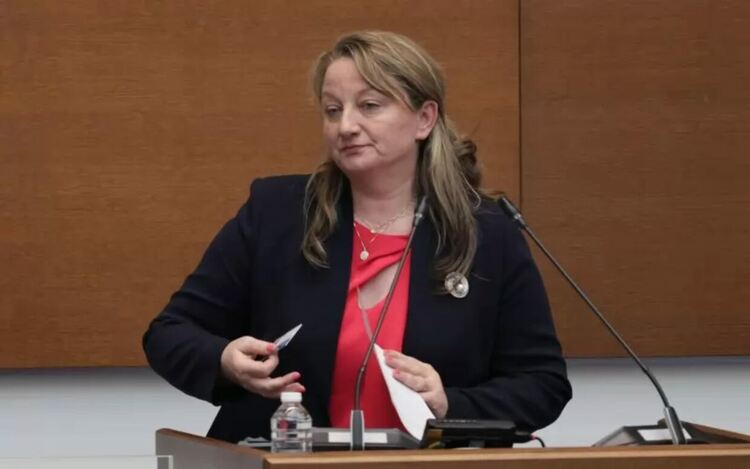 Над два часа отне изчитането на промените за въвеждането на мултифондове. На сн. Деница Сачева