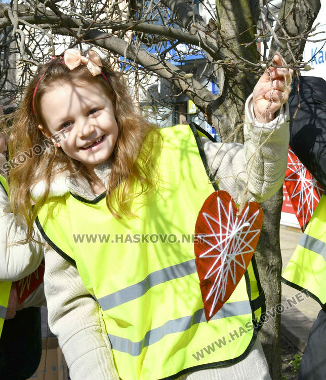 Деца и ученици украсиха дръвчета в Хасково с червено-бяла премяна