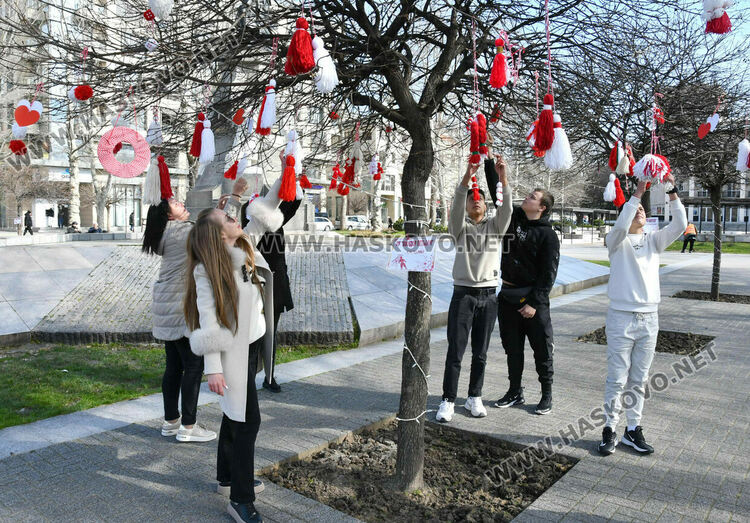 Деца и ученици украсиха дръвчета в Хасково с червено-бяла премяна