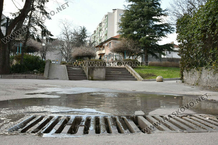 Хасковлийка: Вода блика от улична шахта край детска площадка