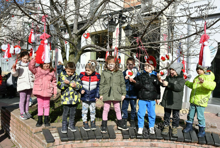 Деца и ученици украсиха дръвчета в Хасково с червено-бяла премяна