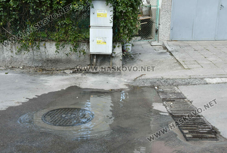 Хасковлийка: Вода блика от улична шахта край детска площадка