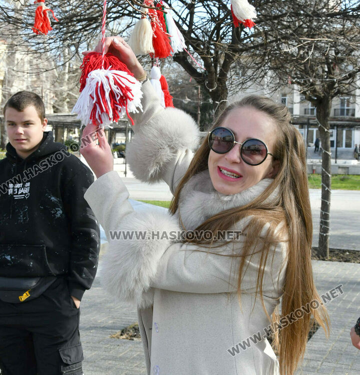 Деца и ученици украсиха дръвчета в Хасково с червено-бяла премяна