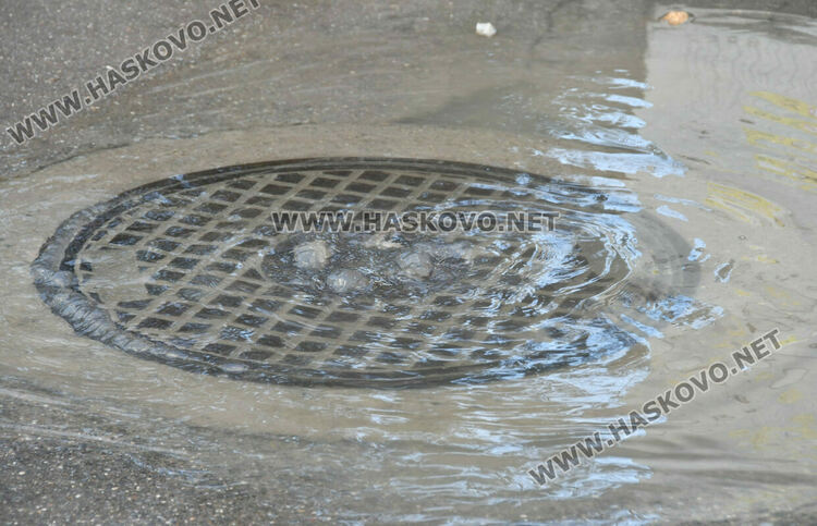 Хасковлийка: Вода блика от улична шахта край детска площадка