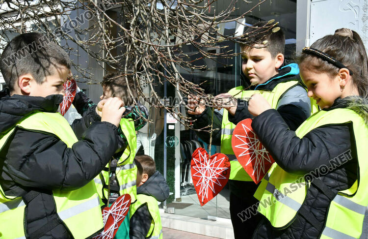 Деца и ученици украсиха дръвчета в Хасково с червено-бяла премяна