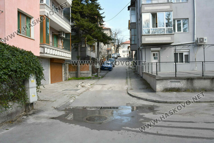 Хасковлийка: Вода блика от улична шахта край детска площадка
