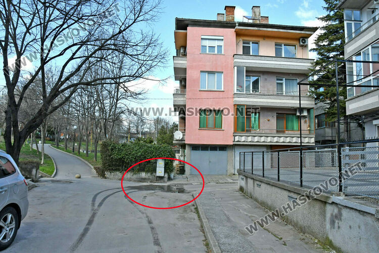 Хасковлийка: Вода блика от улична шахта край детска площадка