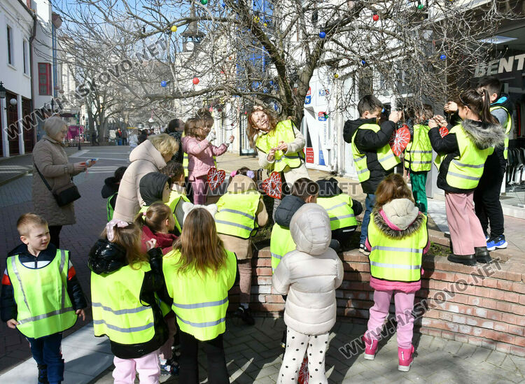 Деца и ученици украсиха дръвчета в Хасково с червено-бяла премяна