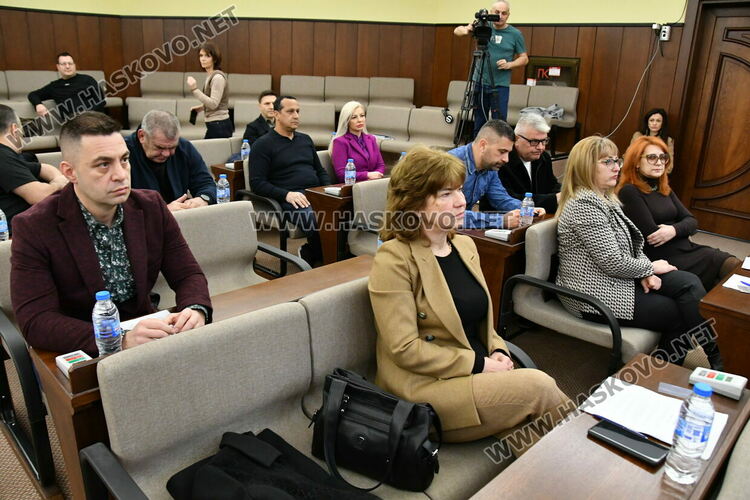 Приеха Програмата за овладяване на безстопанствените кучета, искат закриване на Кастрационния център 