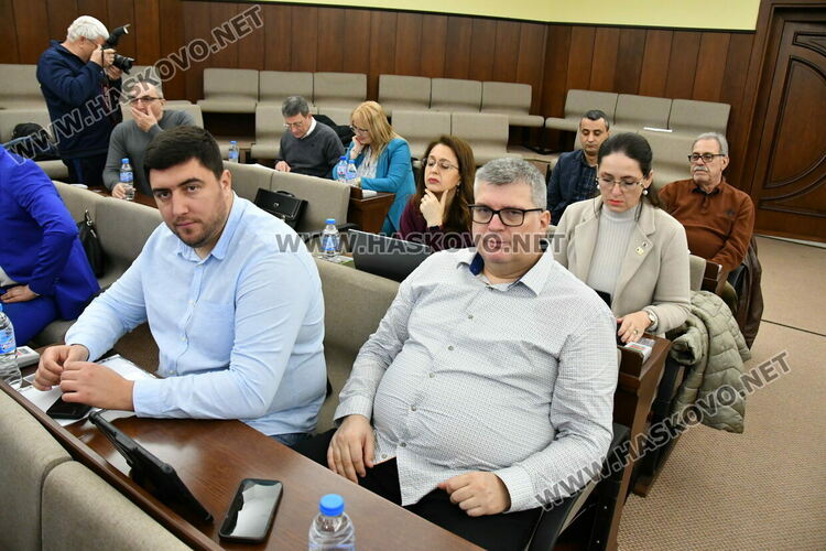 Приеха Програмата за овладяване на безстопанствените кучета, искат закриване на Кастрационния център 