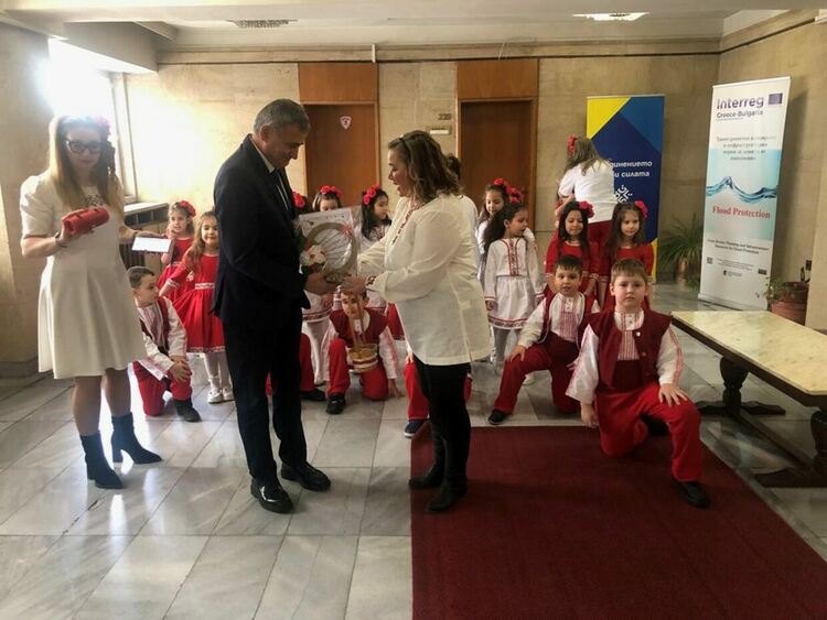 Деца изпълниха сградата на Областната администрация с празнично настроение за Баба Марта