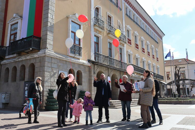 Балони полетяха в небето над Хасково в знак на солидарност със страдащите от редки болести 