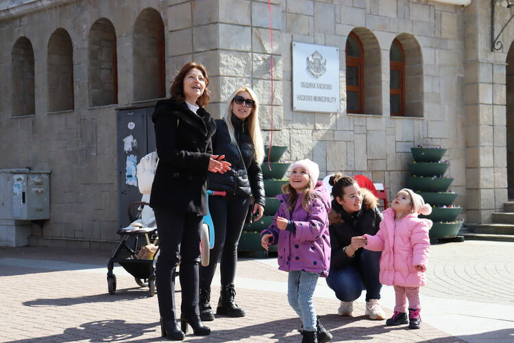 Балони полетяха в небето над Хасково в знак на солидарност със страдащите от редки болести 