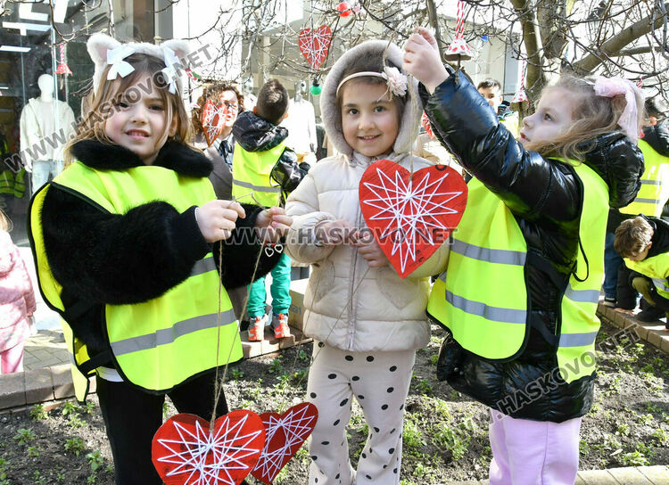 Деца и ученици украсиха дръвчета в Хасково с червено-бяла премяна