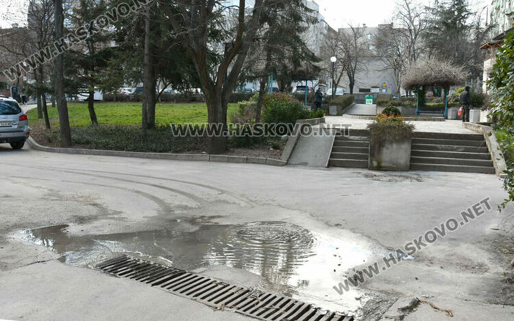 Хасковлийка: Вода блика от улична шахта край детска площадка