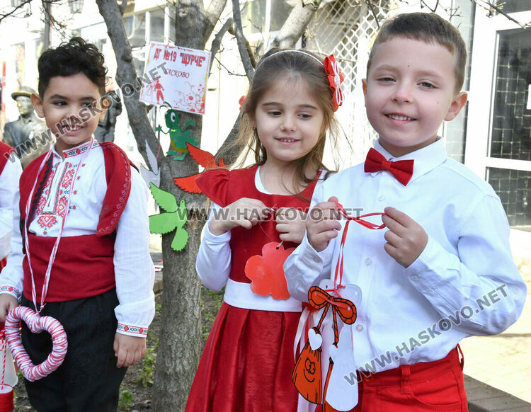Деца и ученици украсиха дръвчета в Хасково с червено-бяла премяна