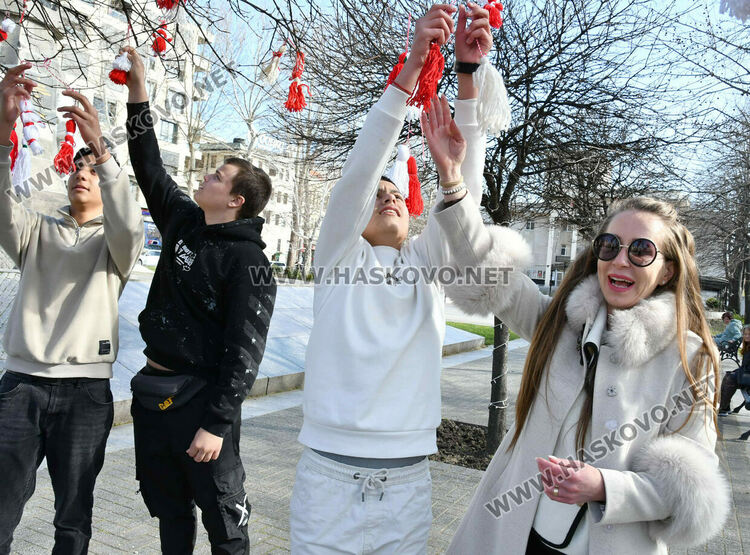 Деца и ученици украсиха дръвчета в Хасково с червено-бяла премяна