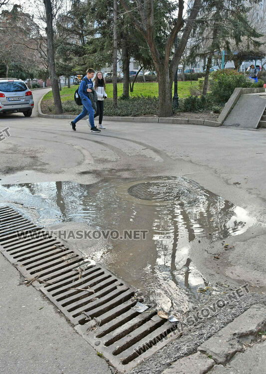 Хасковлийка: Вода блика от улична шахта край детска площадка