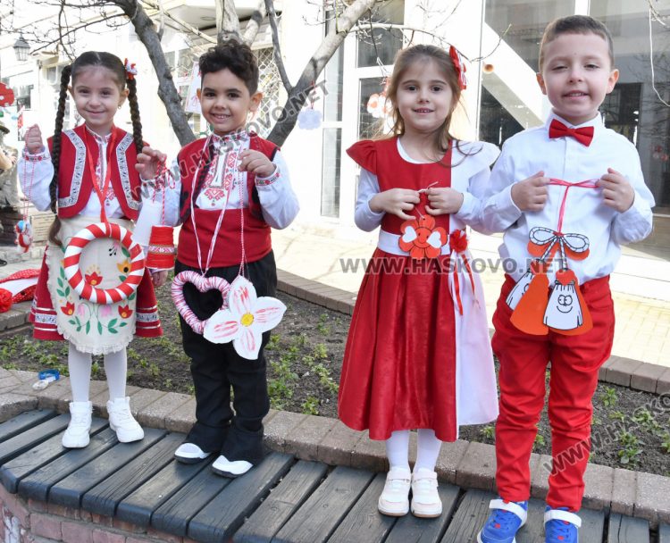 Деца и ученици украсиха дръвчета в Хасково с червено-бяла премяна