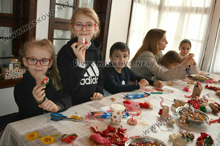 Работилница за мартеници &bdquo;Бели и червени&ldquo; събра малки и големи в &bdquo;Шишмановата къща&ldquo; в Хасково.