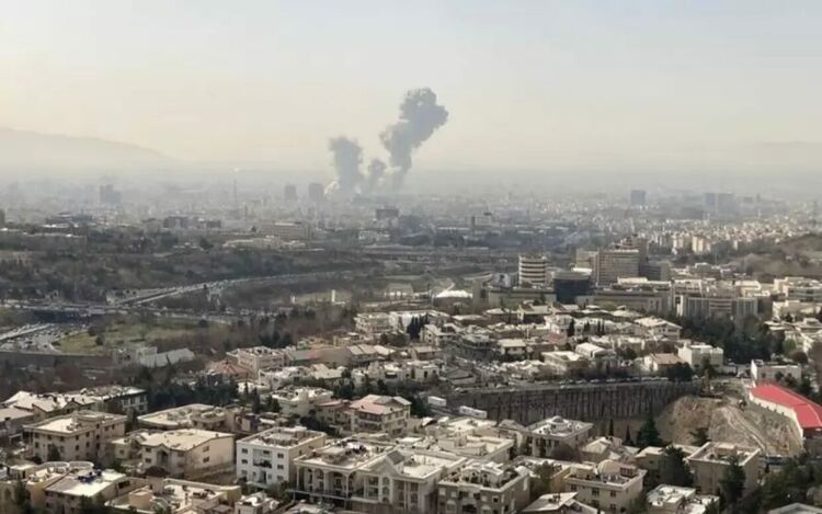 Израел и САЩ нанасят ракетни удари в Иран