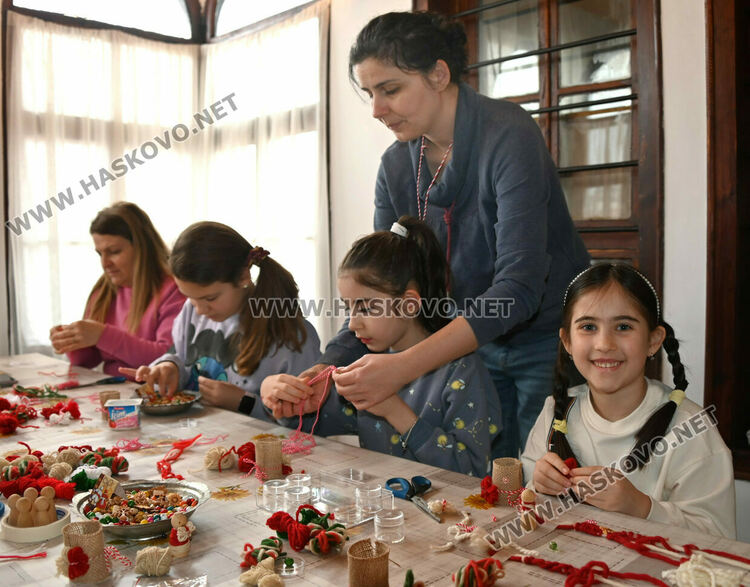 Работилница за мартеници &bdquo;Бели и червени&ldquo; събра малки и големи в &bdquo;Шишмановата къща&ldquo; в Хасково.