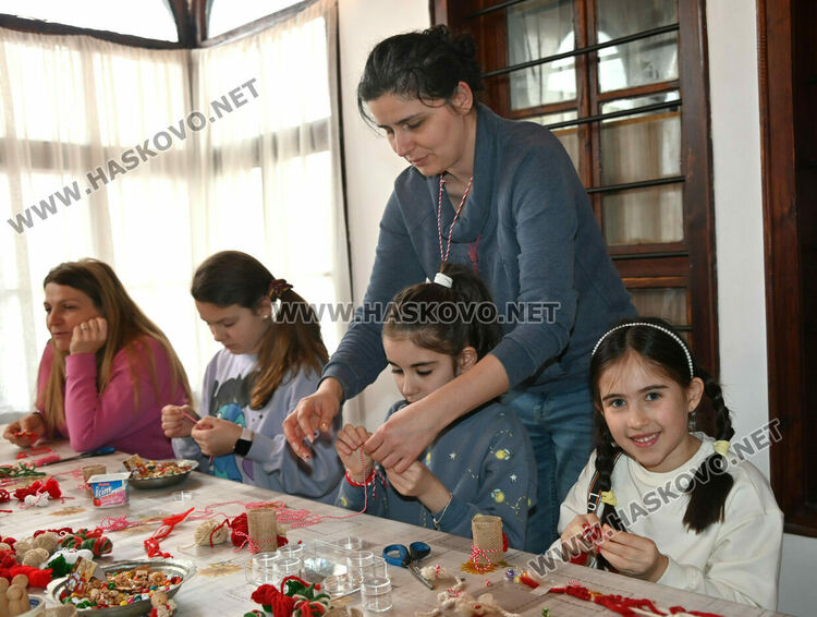 Работилница за мартеници &bdquo;Бели и червени&ldquo; събра малки и големи в &bdquo;Шишмановата къща&ldquo; в Хасково.