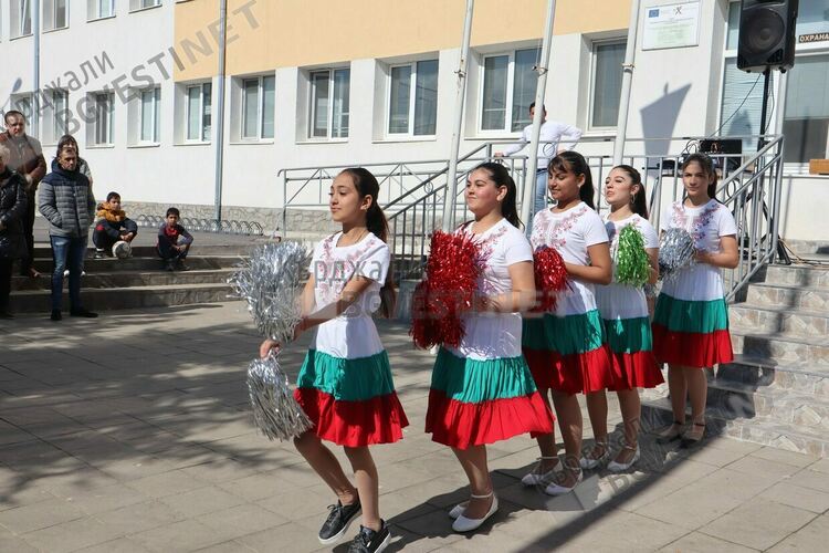 В ОУ"П.Яворов" отбелязаха с вълнуваща програма националния празник