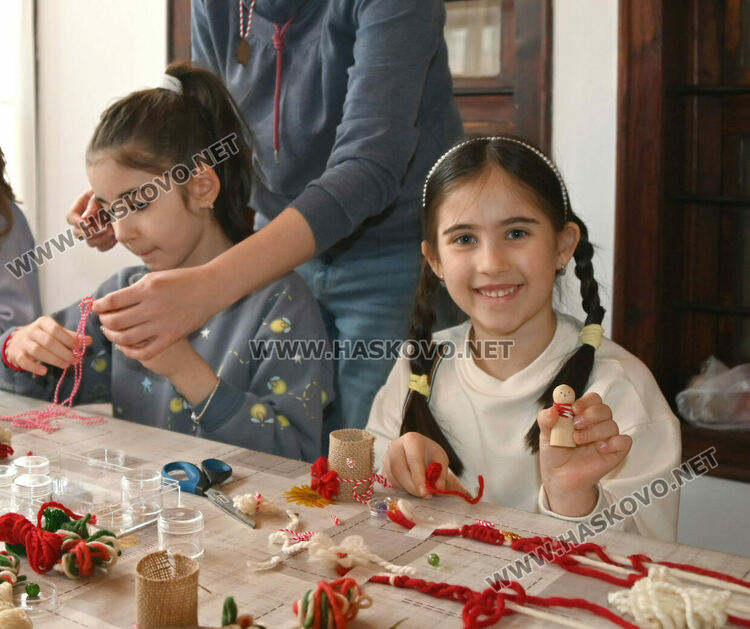 Работилница за мартеници &bdquo;Бели и червени&ldquo; събра малки и големи в &bdquo;Шишмановата къща&ldquo; в Хасково.