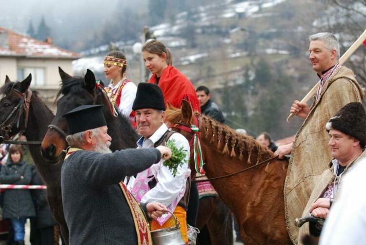 Момчиловци и Чепеларе отбелязват Тодоровден с конни надбягвания, шествия и народно веселие