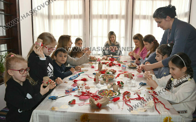 Работилница за мартеници &bdquo;Бели и червени&ldquo; събра малки и големи в &bdquo;Шишмановата къща&ldquo; в Хасково.