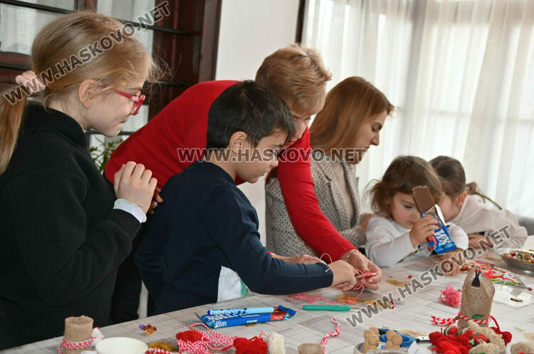 Работилница за мартеници &bdquo;Бели и червени&ldquo; събра малки и големи в &bdquo;Шишмановата къща&ldquo; в Хасково.
