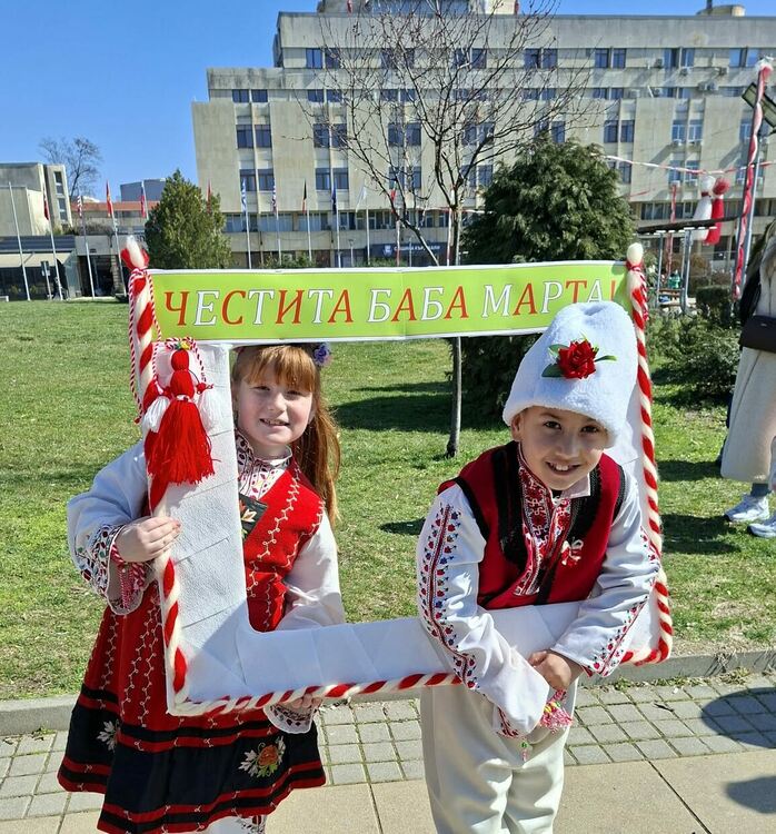                  Баба Марта закичи с мартеници децата в Кърджали