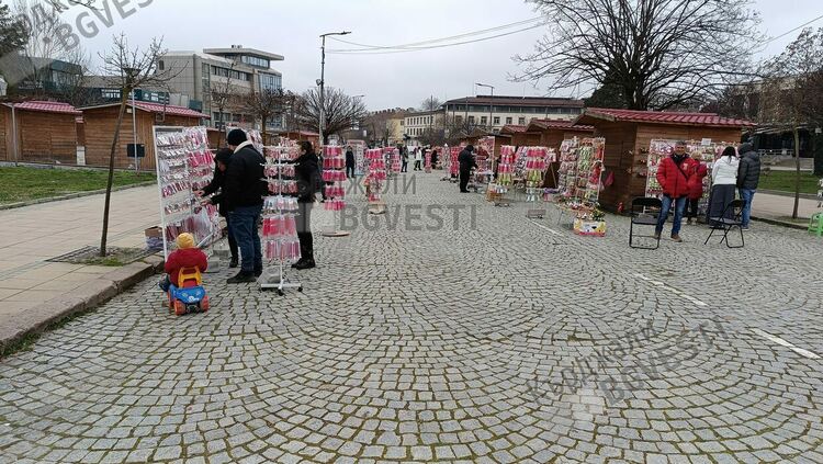 Баба Марта е! Кърджалийци купуват мартеници за Турция и гурбетчиите