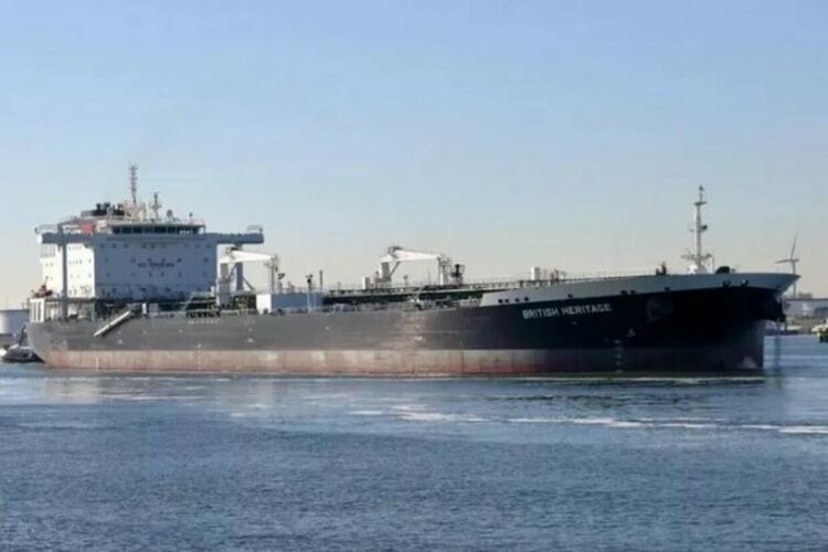 Стотици танкери са се струпали в Персийския залив след обявеното от Иран затваряне на Ормузкия проток