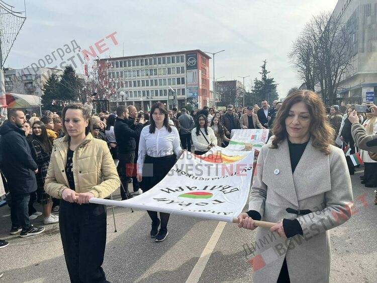 Димитровград отбеляза 148 години от Освобождението на България, разпъна най-голямото послание от 148 метра