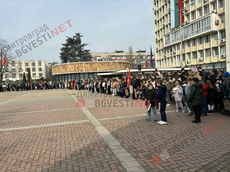 Димитровград отбеляза 148 години от Освобождението на България, разпъна най-голямото послание от 148 метра