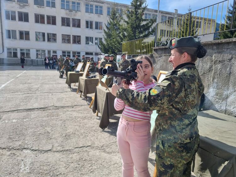 101-ви алпийски полк отвори врати за граждани по случай Трети март