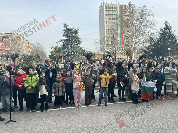 Димитровград отбеляза 148 години от Освобождението на България, разпъна най-голямото послание от 148 метра