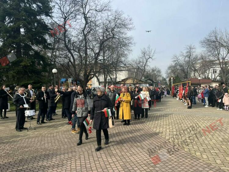 Димитровград отбеляза 148 години от Освобождението на България, разпъна най-голямото послание от 148 метра