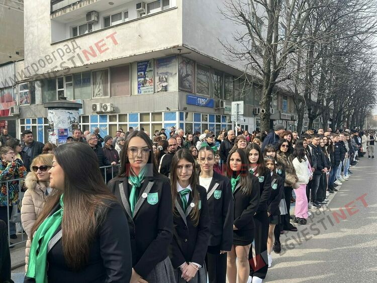 Димитровград отбеляза 148 години от Освобождението на България, разпъна най-голямото послание от 148 метра