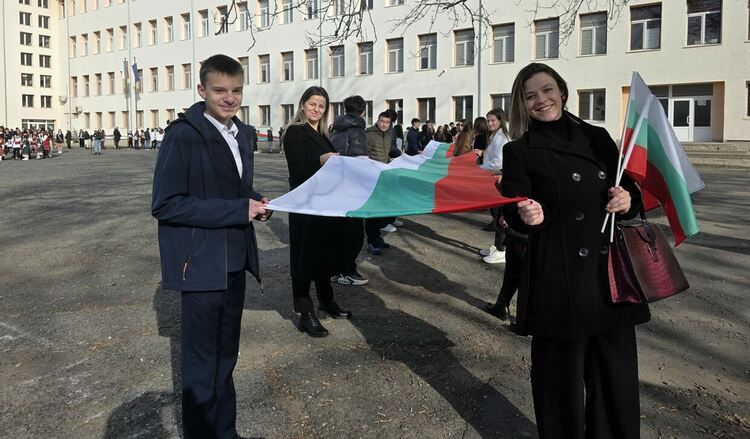 Йовковци отбелязаха 148 години от Освобождението със 148-метров трикольор