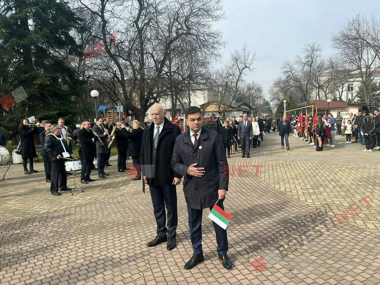 Димитровград отбеляза 148 години от Освобождението на България, разпъна най-голямото послание от 148 метра