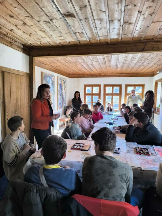 Ученици от Смолян твориха &bdquo;Цветни емоции&ldquo; в арт ателиета в Устово